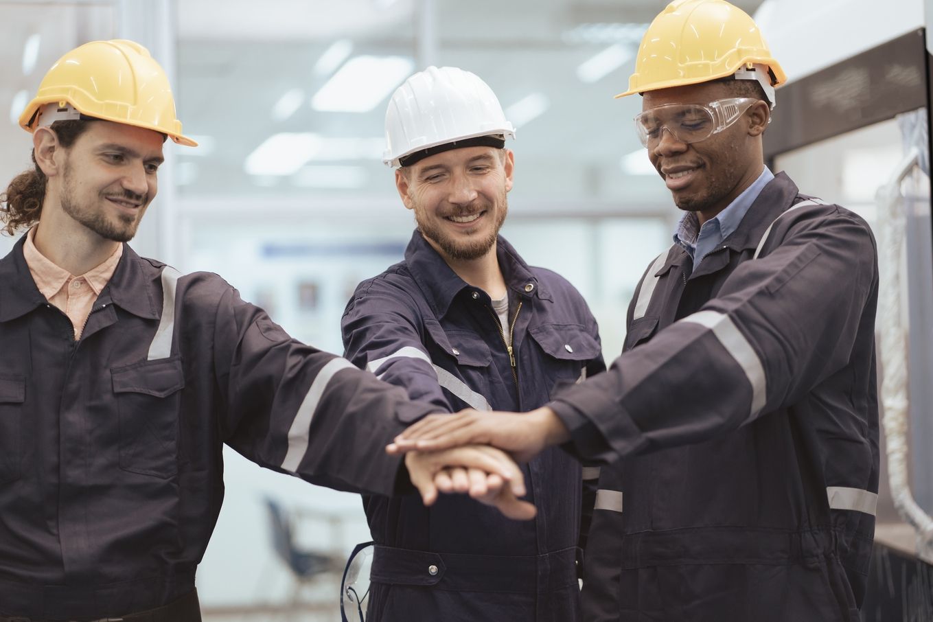 Mitarbeiter halten Hände zusammen - Teamwork